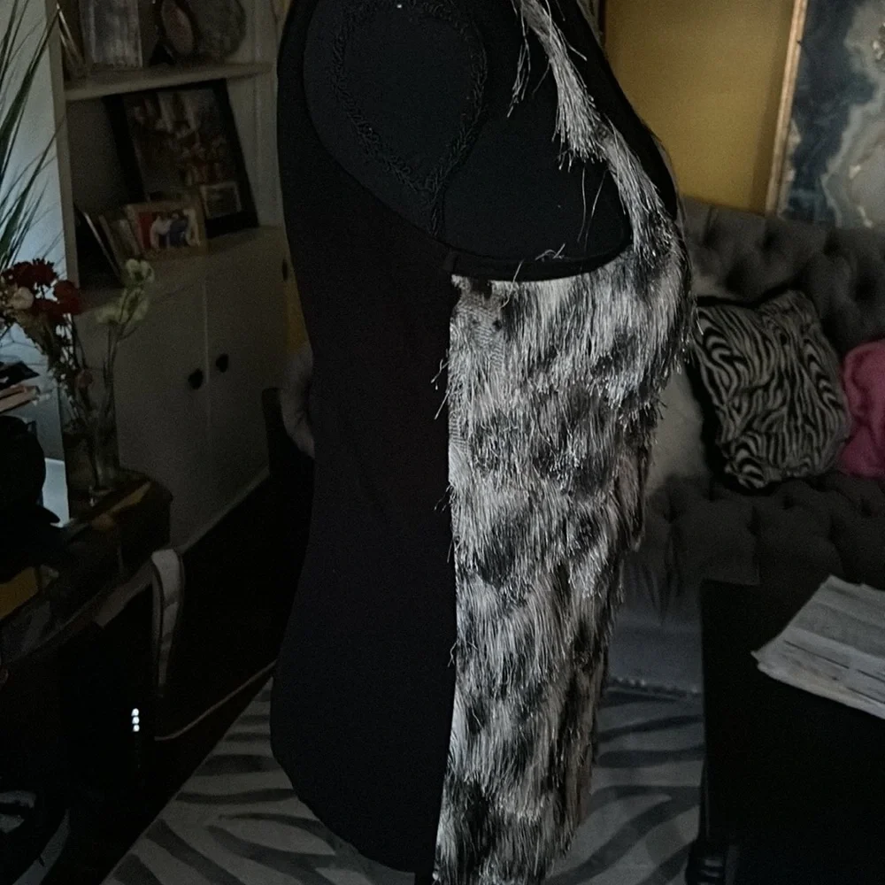 Karen Kane black and white front tank top - Picture 3 of 9